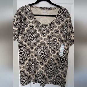 NWT - Old Navy Women's Boyfriend Tee - cream/black geoprint